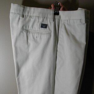 Men's Dockers putty colored dress pants (khaki type) 31x30. New, pleated front.